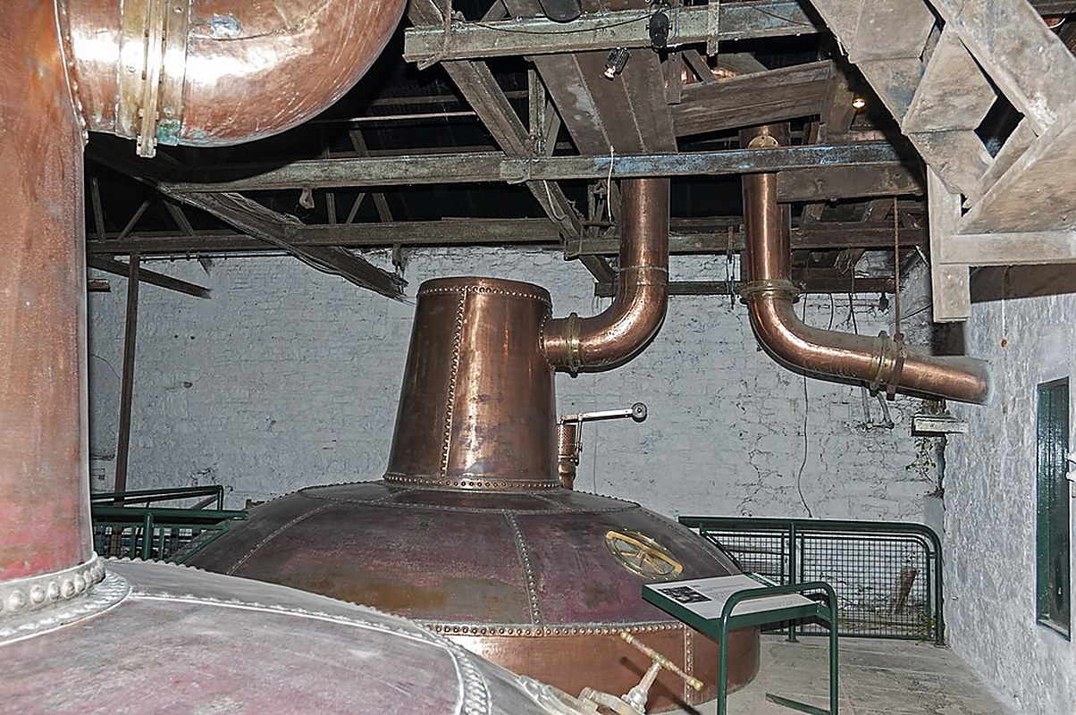 Photo of a copper pot still in an Irish whiskey distillery